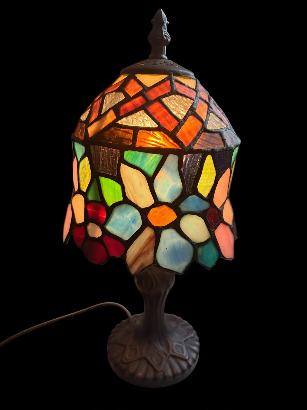 Tiffany style stained glass table lamp.